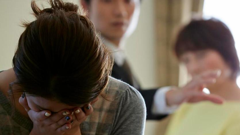 小叔子要结婚，婆婆让我和我老公给装修房子买家电，还拿小叔子的病要挟我，让我们每个月给小叔子2000块