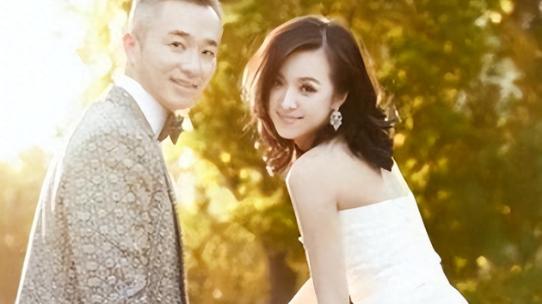 她是央视最美主持，24岁嫁42岁丈夫，如今对患病丈夫不离不弃