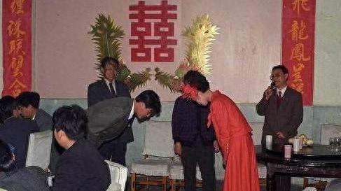 1989年黑龙江护士收养10岁男孩，12年后男孩父亲成富豪，报恩娶她