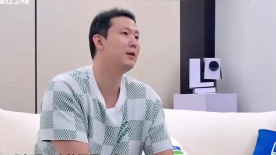 这老黄，真是个人才！一口咬定钱是自己的，谁也别想沾边。口气强硬得像颗铁钉，不知道