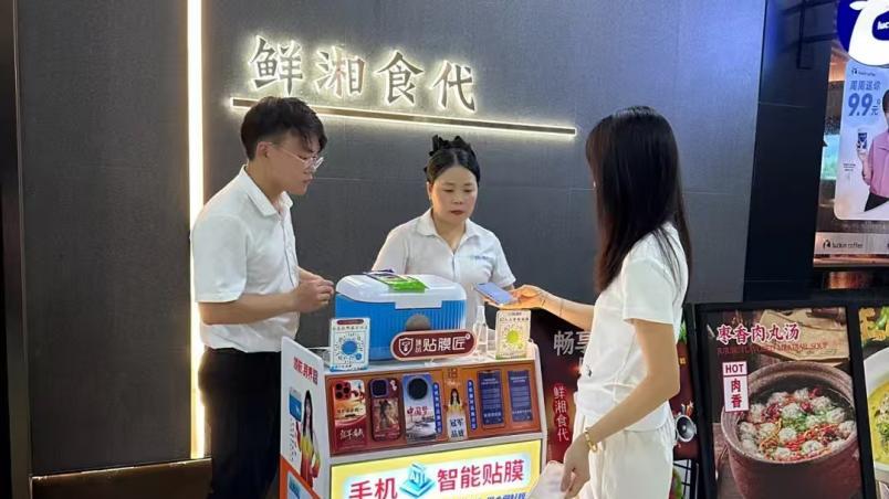 温馨提示：指纹解锁手机贴膜必做！先录指纹再贴膜