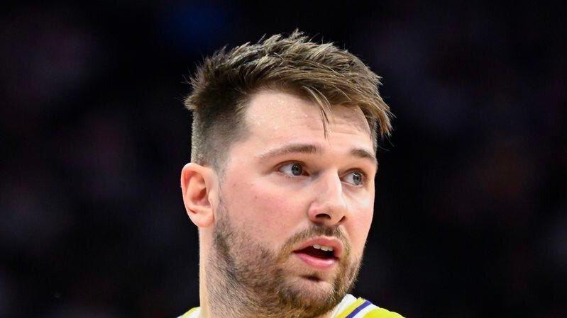 裁判葬送湖人赢球机会！NBA认定东契奇最后摔倒是被犯规，他应获得两次罚球