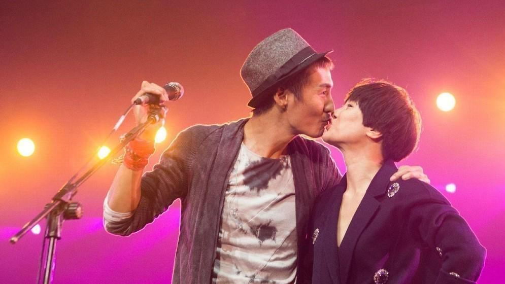 朴树让妻子买烟三天后才回



听说过老婆下楼买烟，三天没回来的故事吗？朴树和吴