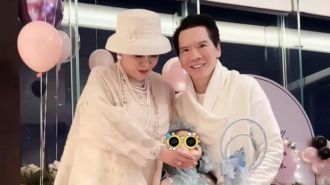 郭碧婷和婆婆同天庆生，向太戴8层珍珠项链好美，超多鲜花摆不开