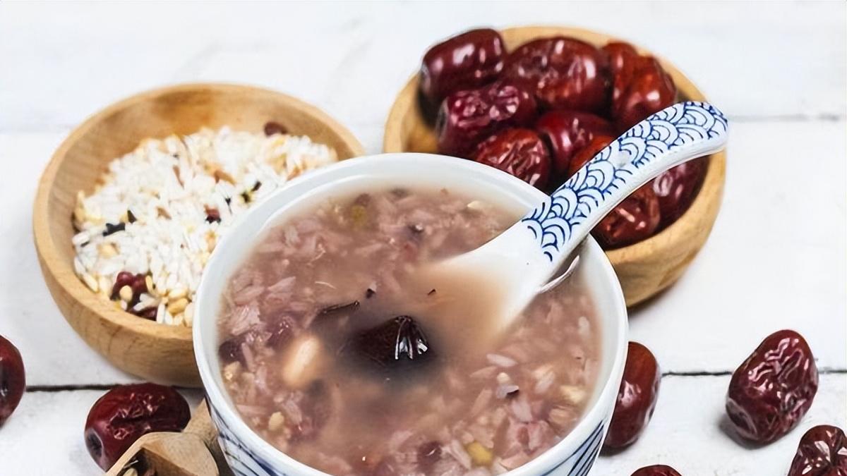 三分钟就能“抽湿”？一套“拍手肘 + 握空拳甩手 + 提膝踮脚”的运动