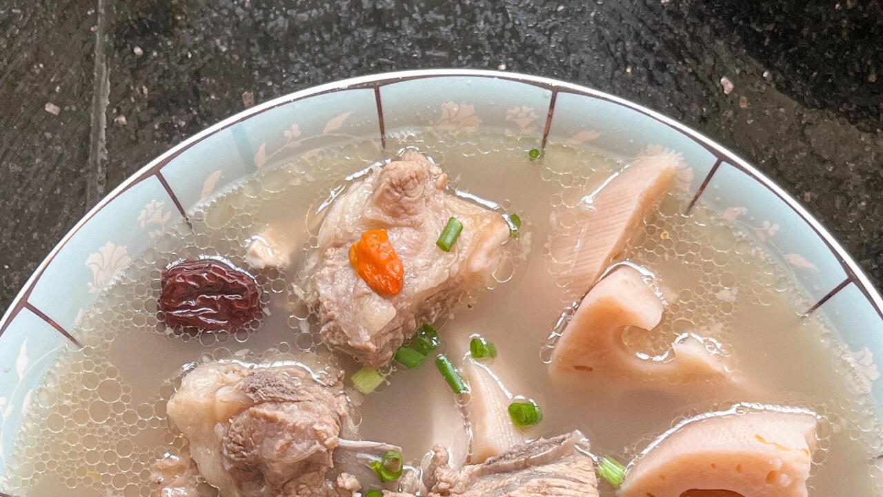 莲藕排骨汤：滋补养生，让你轻松变身煲汤达人！