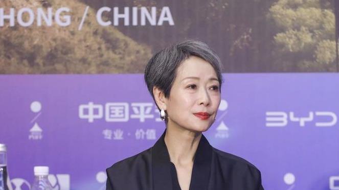 叶童黑裙亮相首映 陈国熹默默陪伴《浅浅岁月》首秀引关注