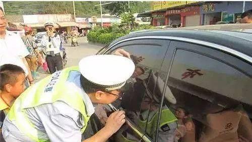 不做粗心的家长！孩子自己一个人在车上很危险！