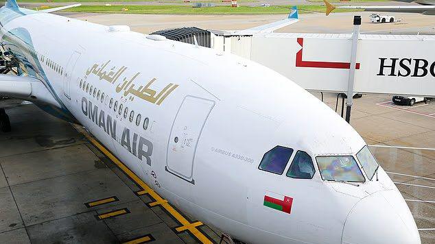 英国男子醉酒大闹机舱：当众朝女友脸上吐口水、袭警被判半年监禁