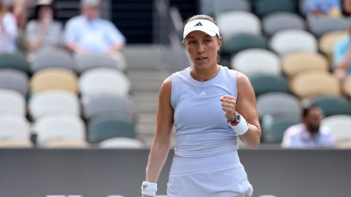 随着郑钦文0-2 四强决出2席，诞生最大黑马 中国金花无缘战头号种子