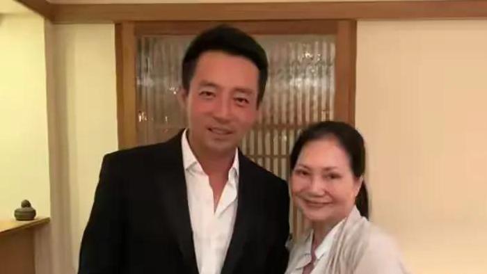 汪小菲带11岁女儿玥儿爬山祈福，继母马筱梅全程照顾，好贴心！