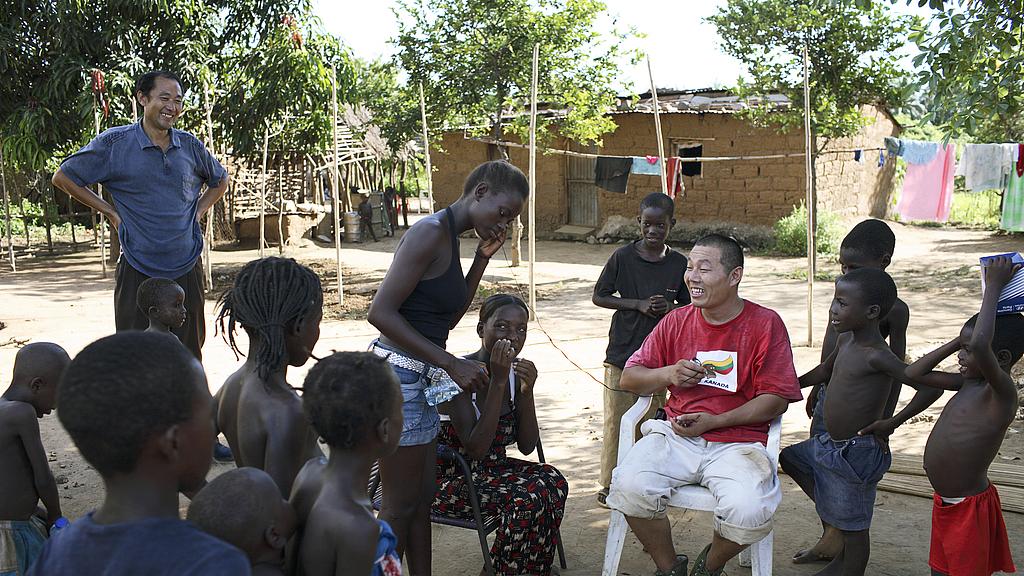 男友外派非洲，年薪60w+，家里一穷二白，为了攒钱得工作到2030年。