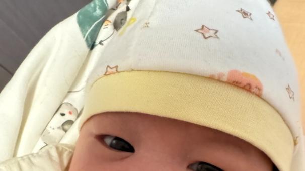 婴儿“多抱好”还是“不抱好”？对比后，差异很明显