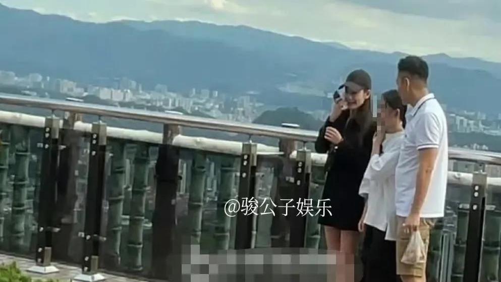 小玥儿与奶奶出行酷似大S



小玥儿跟奶奶马筱梅爬山祈福的照片曝光，引起了热议