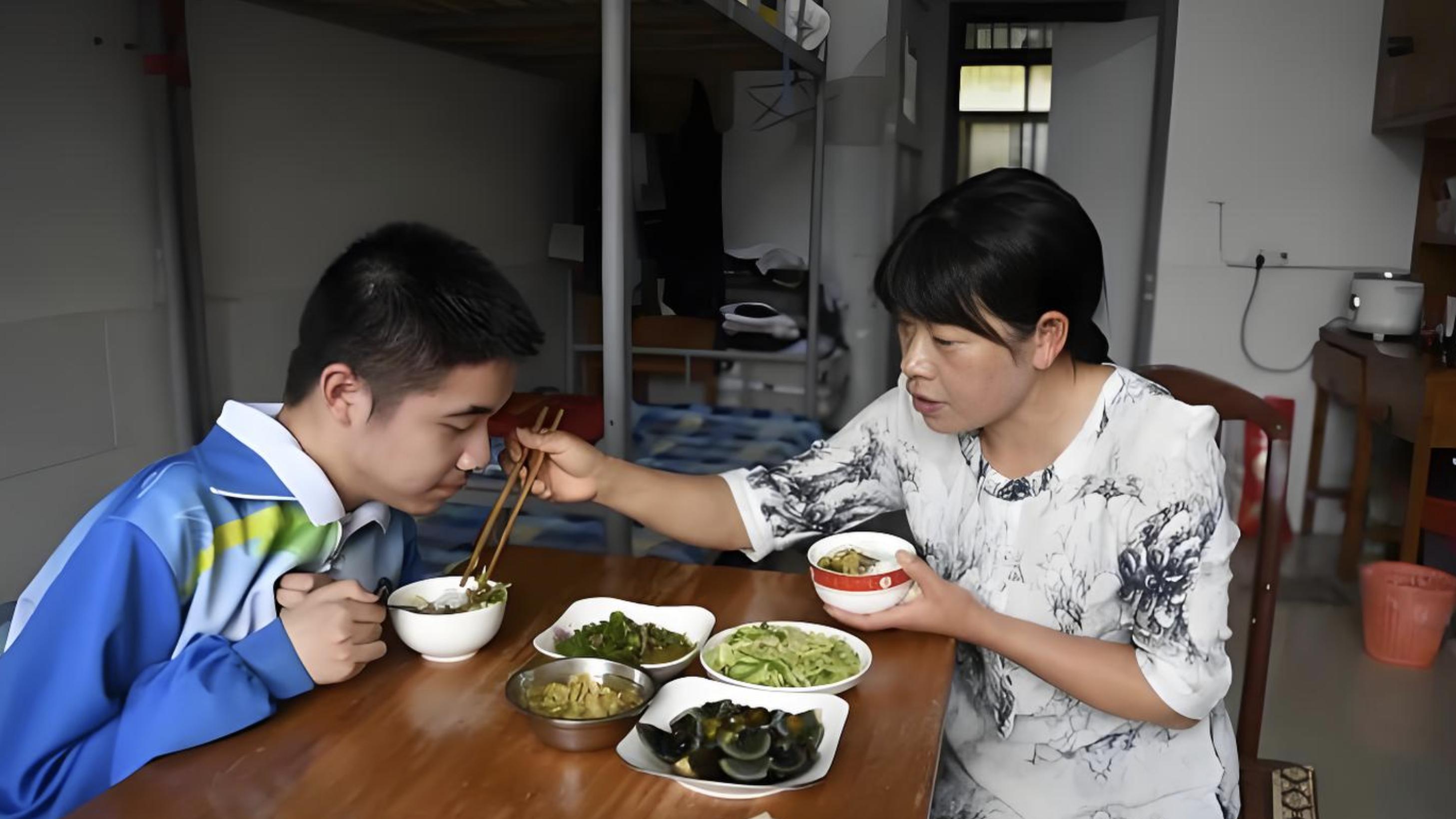 姑姑养我读书，舅舅为我找工作，直到回报他们时，我才知道谁最亲