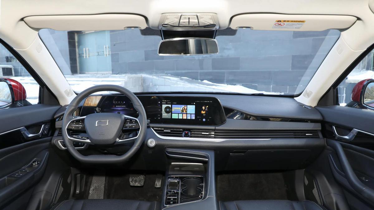 搭载2.0T发动机，标配双联屏设计，全新奔腾B70值得入手吗？