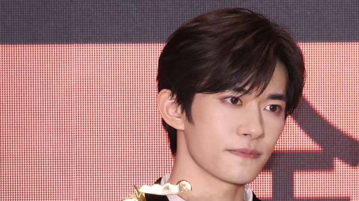 易烊千玺25岁：从舞台少年到金鸡影帝的奋斗之路