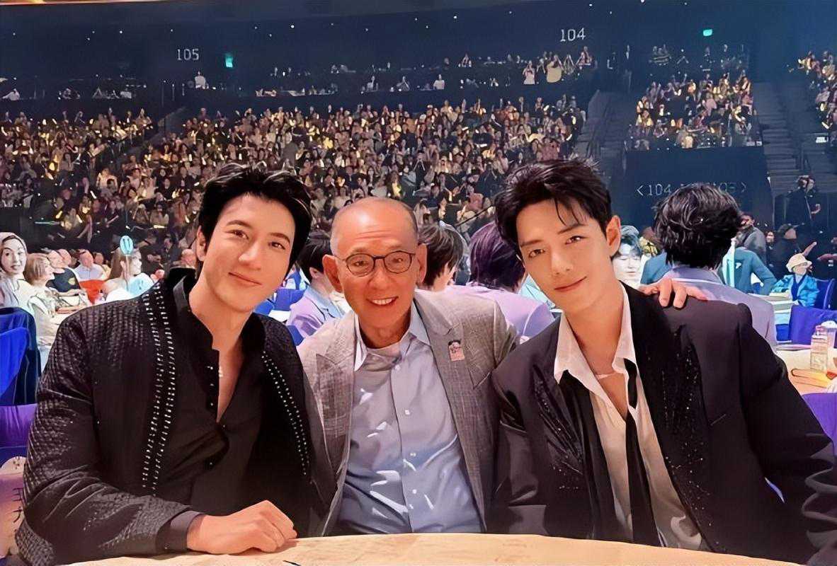 幕后大佬手机曝光！成龙王力宏肖战罕见同框，藏着娱乐圈最大秘密？