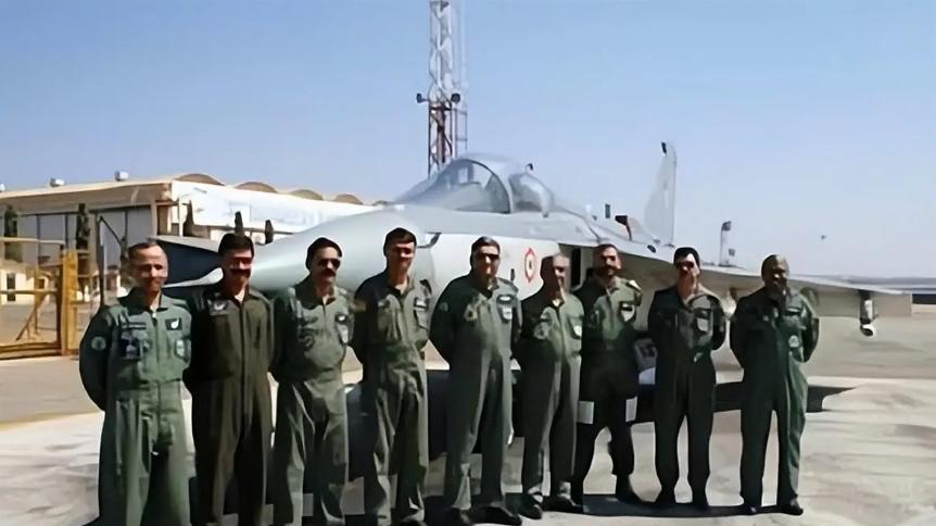 印度战机迫降巴基斯坦机场，飞行员随口一句话，把在场士兵逗乐了