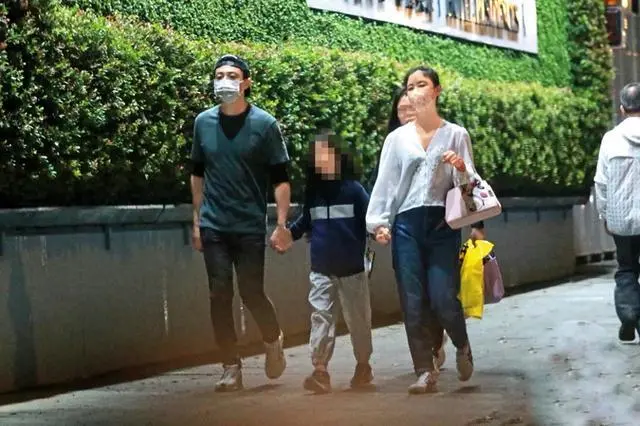 【独家】林心如霍建华一家甜蜜出街！8岁小海豚身高惊人，躲爸爸亲吻萌翻全网