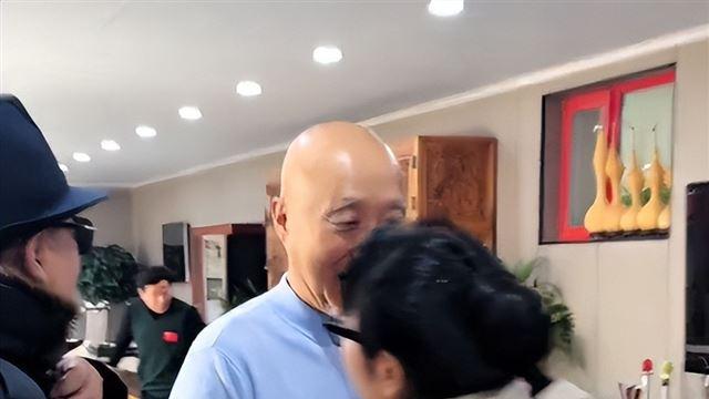 朱时茂晒聚会合照！肚子溜圆站C位，陈佩斯胡子花白，姜昆扛住了