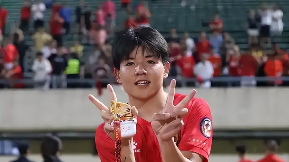 郑智慌吗？青岛西海岸沦为“超市”，主帅+核心全被挖，难现邵佳一辉煌