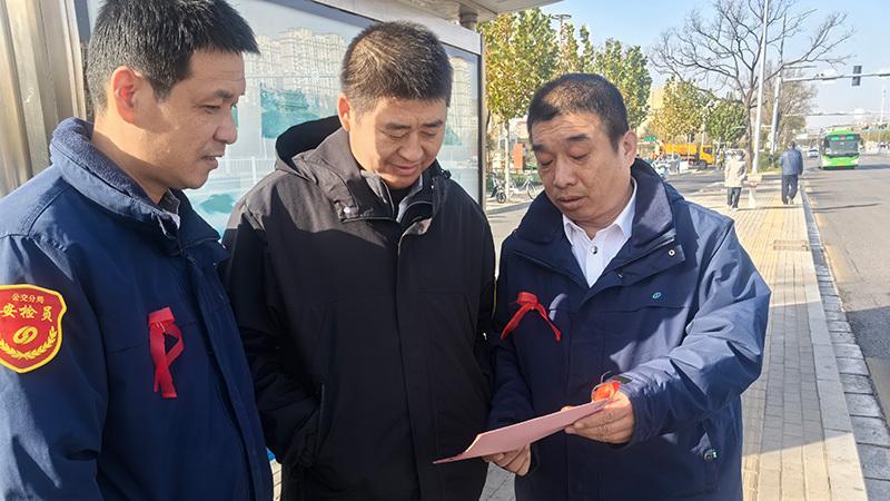 石家庄公交九路车队开展“红丝带”世界艾滋病日主题宣传