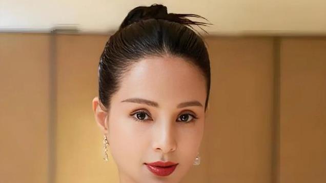 被老头“骗睡”10年，“雌雄双面”小龙女倒贴上亿，结局令人唏嘘