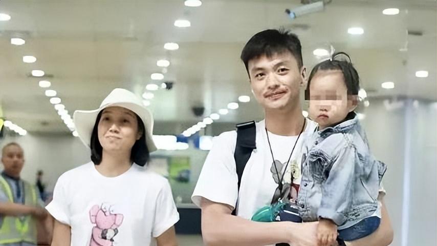 朱丹周一围步行送娃上学，穿棉服和路人一样朴实，女儿杭州读公立