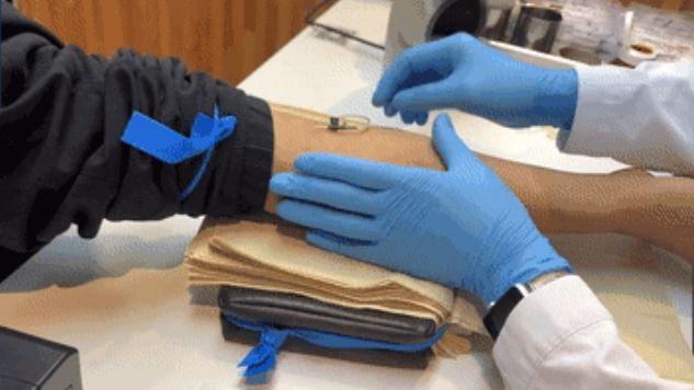 男子苦练“飞针”采血三年，受到央视采访：简单做到极致就是经典