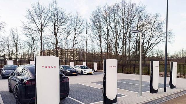 国外电动车都在吵这件事？你知道绝对会不争气笑出来