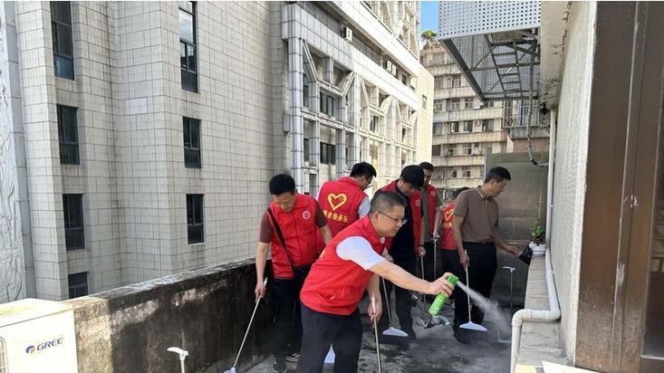 干部职工齐行动 筑牢蚊媒防控屏障