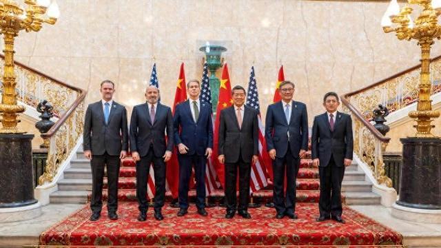 中美刚签下“谅解协议”，特朗普就忍不住，正式对加拿大出重手了