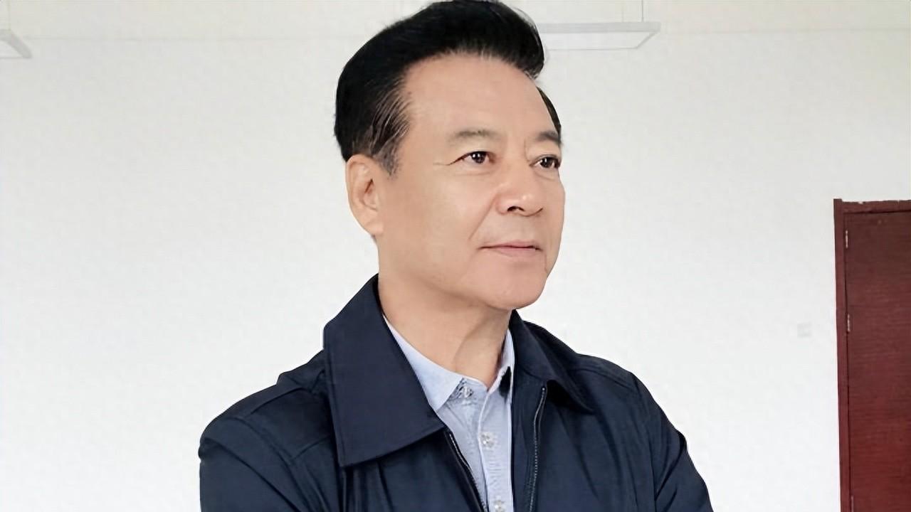 颜世魁：银幕硬汉的孤勇人生，67岁未婚背后的亲情守望