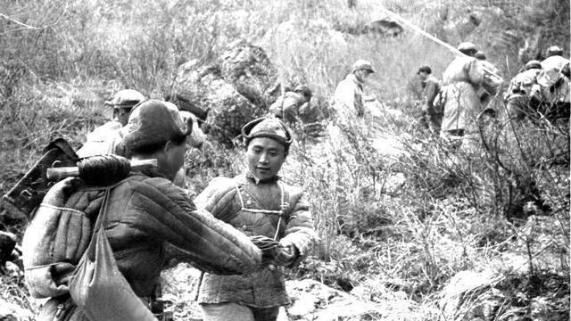 黄继光事迹被质疑，身体真能挡住机枪？女卫生员五十年后说出细节