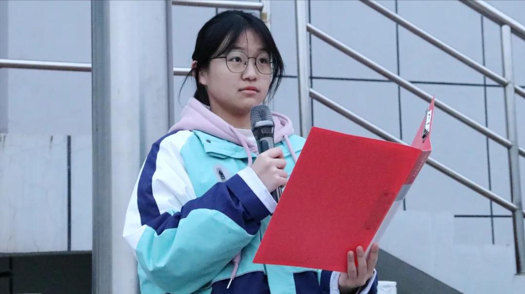 阜阳阜南一中举行“感知风俗，情暖冬至”主题升旗仪式