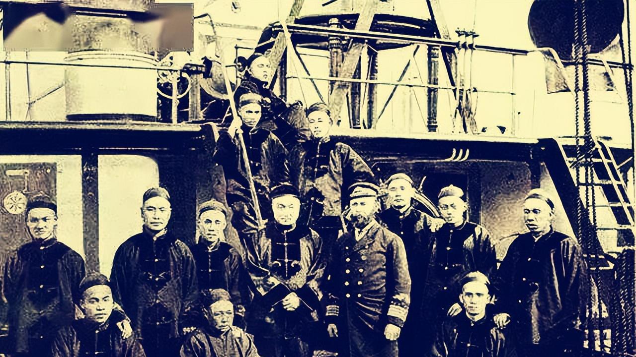 马吉芬死后，穿着北洋海军军服下葬，棺木上则覆盖着一面黄龙旗