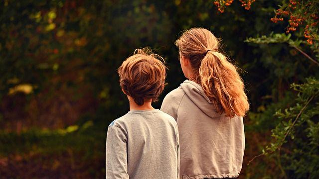 青春期是场暴风雨，家长选择成为不移动的灯塔