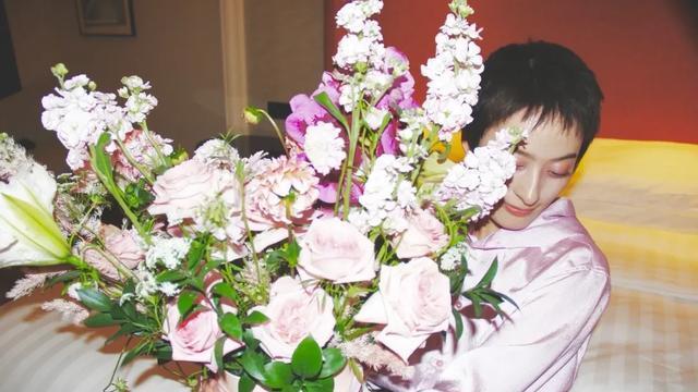 邓紫棋出版小说遭质疑！王晋康为其背书，豪华版298被指吃相难看