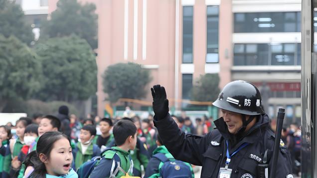 改革开放后第一位全国劳模赵春娥后人现状：儿子保安，女儿临时工