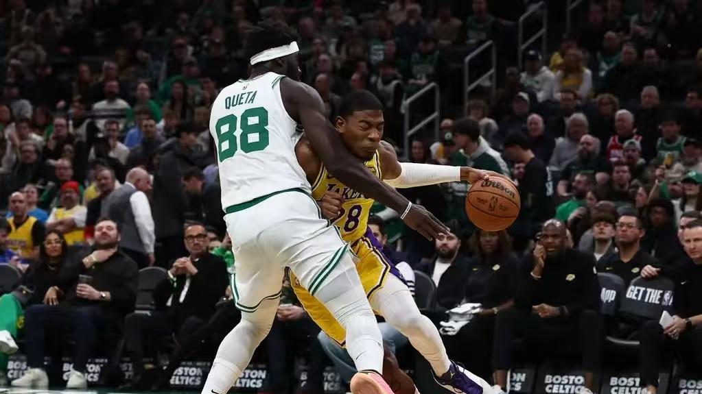 湖人双核缺阵遭绿军血洗！里夫斯空砍36分难救主