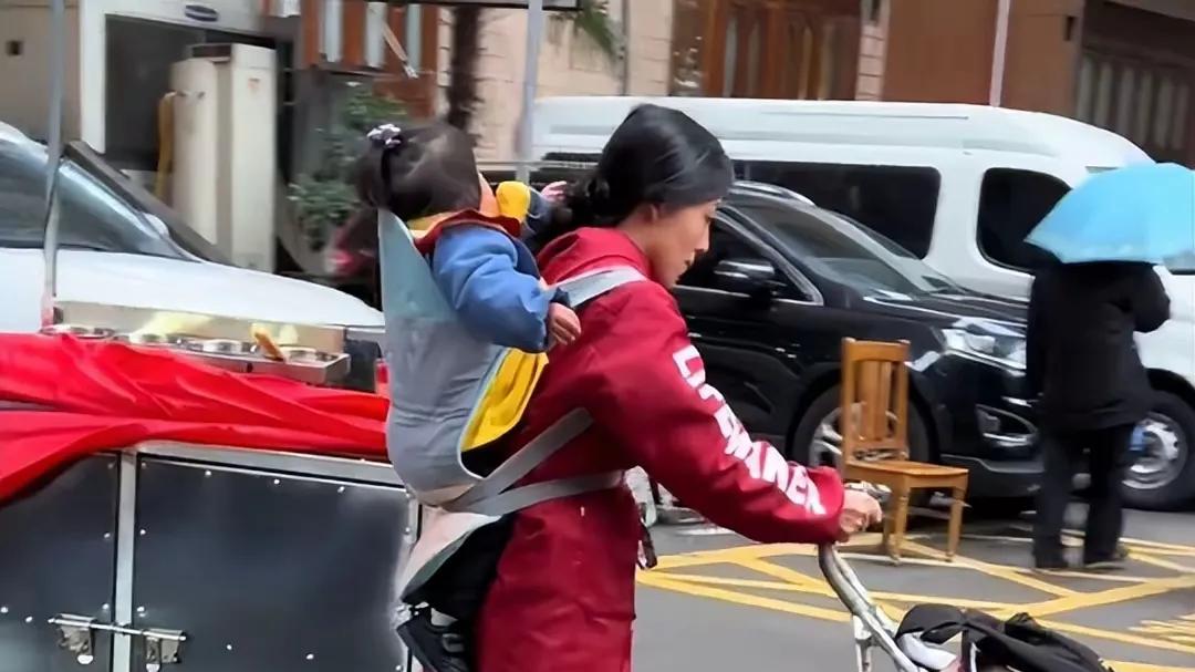 被带俩娃摆摊的小林妈妈评论区暖哭了，负债900万大哥还捐款