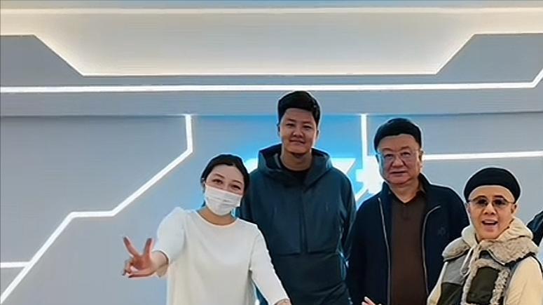 央视61岁主持王宁现身日本：医院做大血净，脸色发黑发暗引发担忧