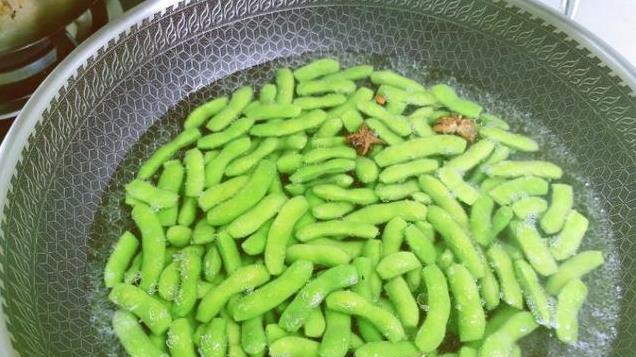煮毛豆是冷水下锅还是热水下锅？这些技巧掌握，翠绿不发黄更入味