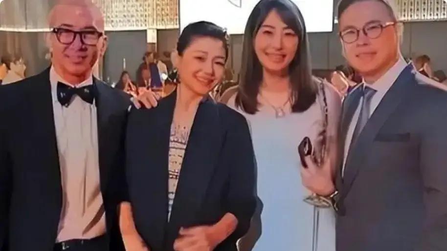大S葬礼举行，汪小菲未出席，徐家亲友雨中送行。