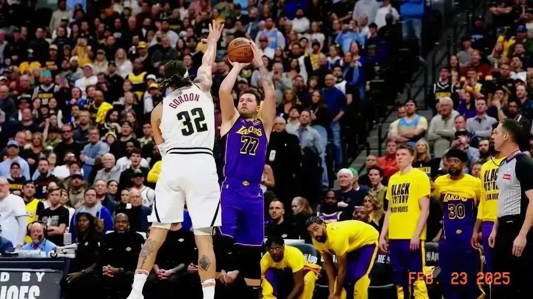 詹姆斯无球才是终极形态，詹姆斯让位蹲底角，三巨头80分力克掘金