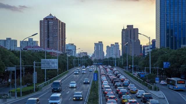 北京车牌摇号十多年了，你认为北京的交通拥堵，因此而改善了吗？