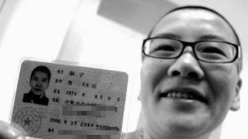 女子四次手术变性成男子



一个女人，渴望成为男人，这听起来不可思议。2005