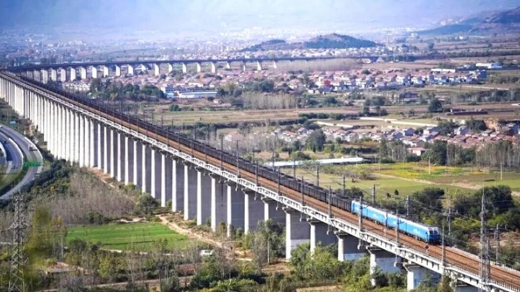 万吨重载 绿色运输 官方报道我国106节车厢超长火车