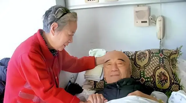 演员李丁去世11年后，儿子也离开了人世，妻子贾九霄怎么样了？